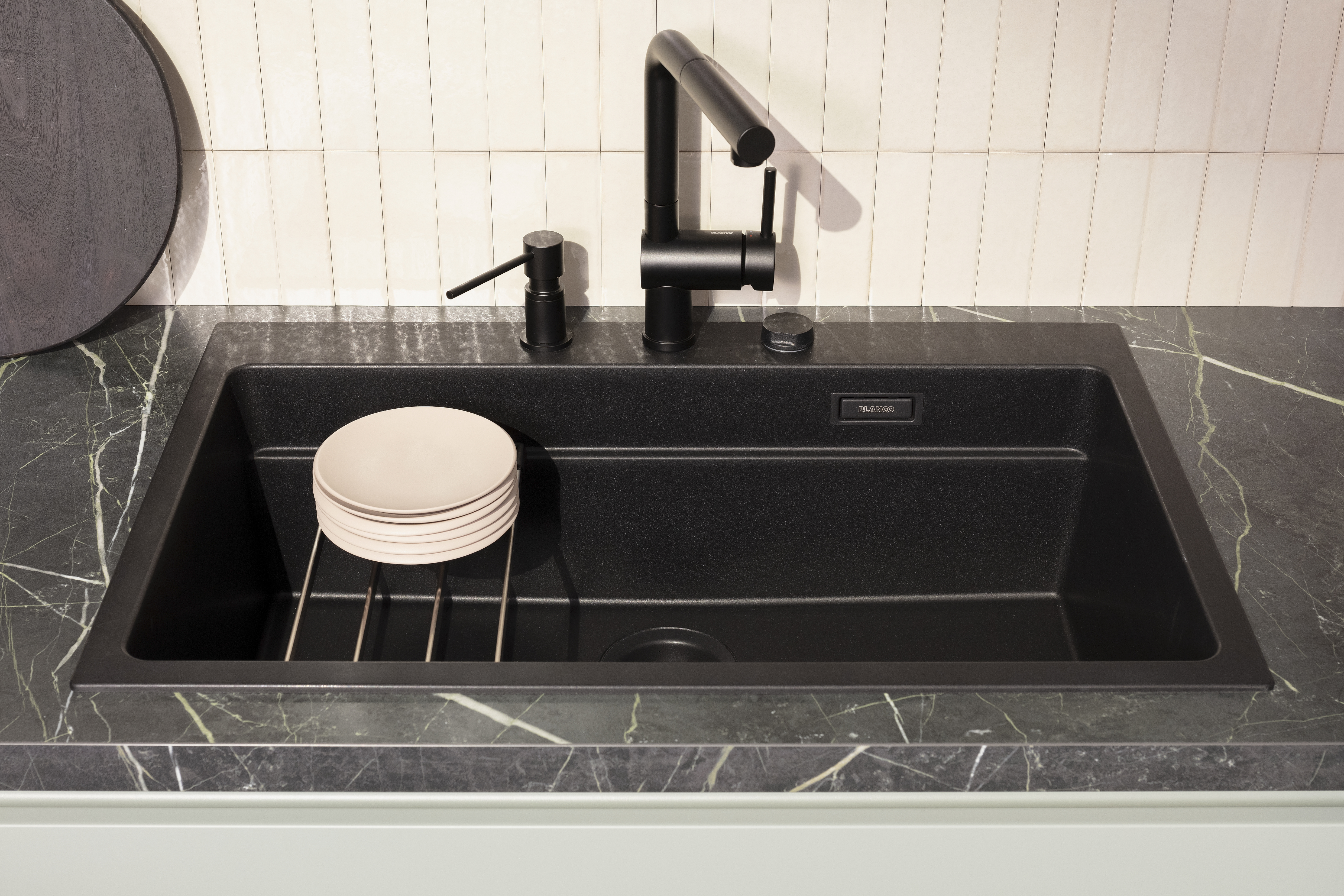 Arbeitsplatte marmoriert mit schwarzer Spüle von Blanco. 