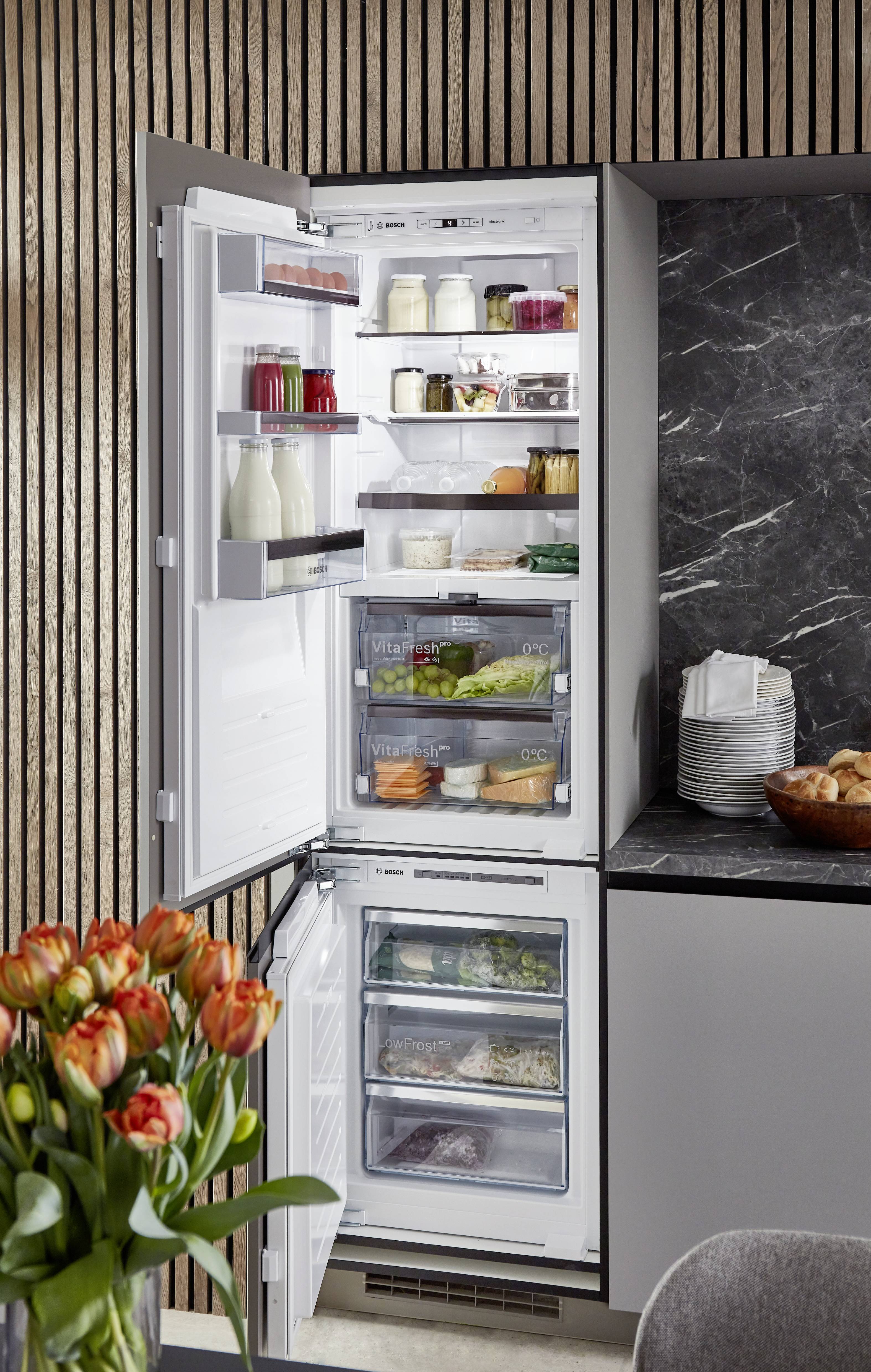 Nobilia Lichtgrau mit Marmordekor und mit BOSCH-Kühlschrank