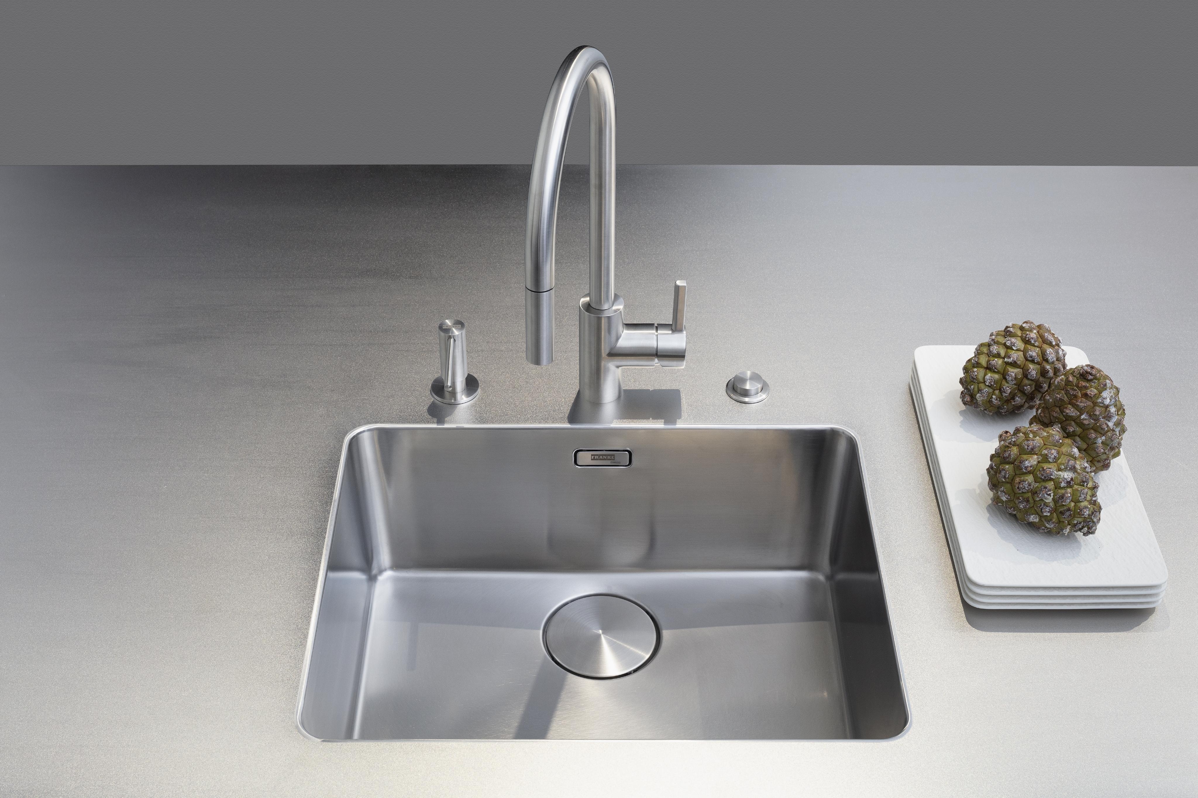 Edelstahlspüle mit Edelstahlarmatur in Edelstahlarbeitsplatte