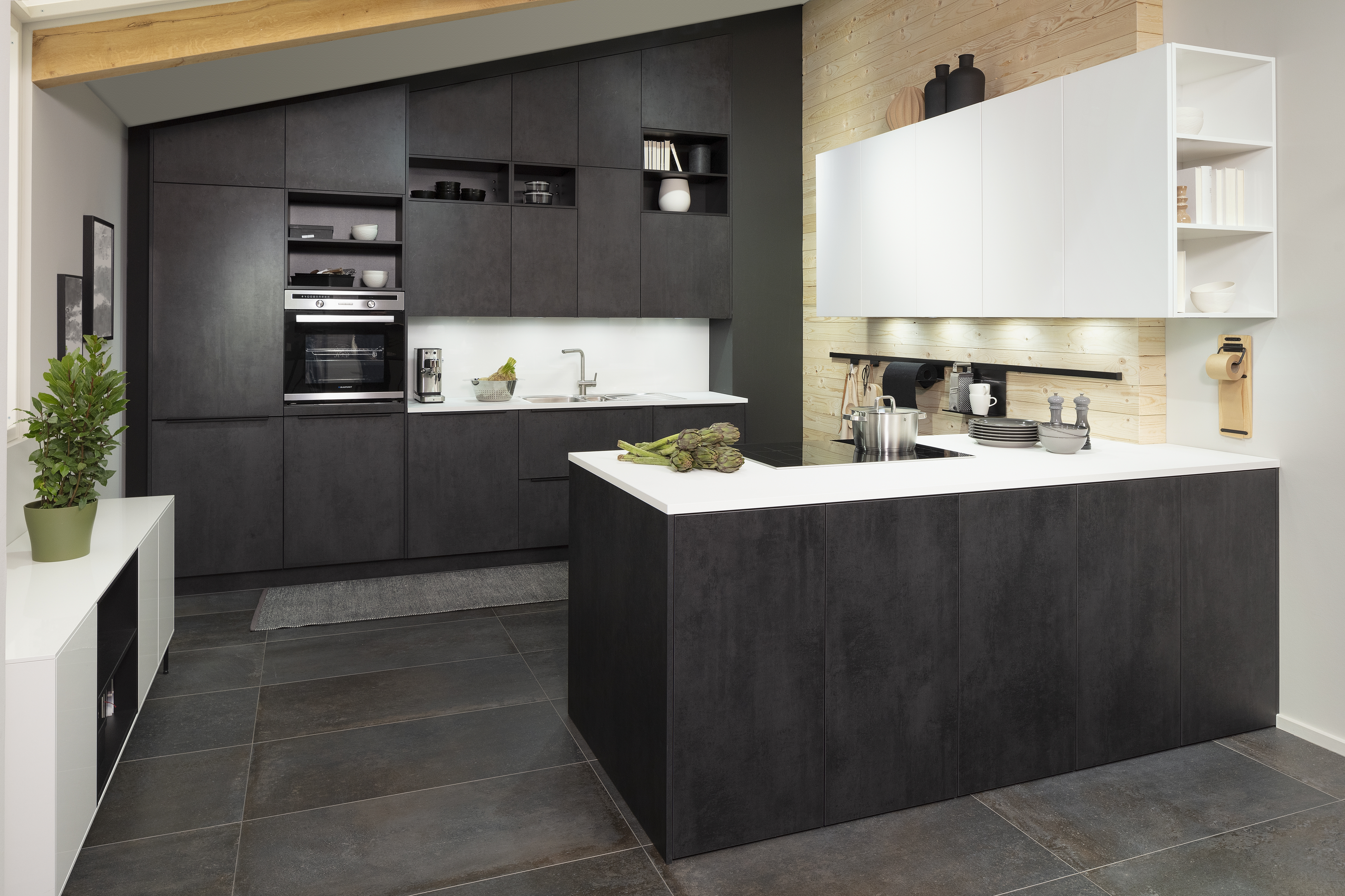 Häcker-Küche in Beton-Dekor. 