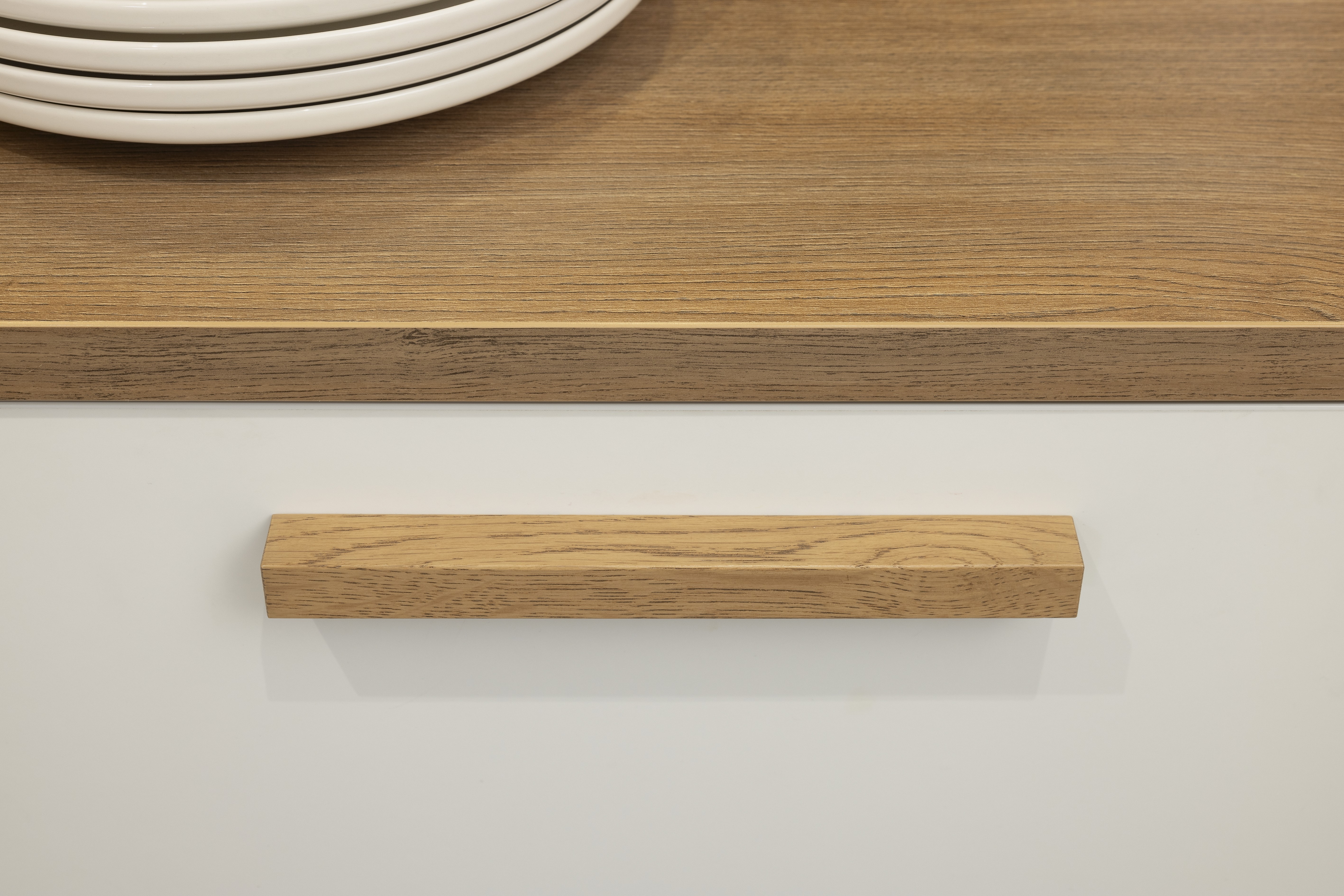 APL: Vulkaneiche NP 25 mm Front: Manhattan Vulkaneiche NB Front: Weiß Korpus: Weiß Griff: Vulkaneiche Geräte: Constructa Armatur: Nolte Spüle: Pyramis    Features: Tiny Kitchen, Einsteigerküche, Dominokochfeld 45er Spülmaschine, Holzgriffe in Frontmaterial, holzfarbene Kanten der Fronten (!), Nischenrückwand und APL gleiches Material, kleine Thekenlösung für Essen und Arbeiten, integrierter Tiny HWR.