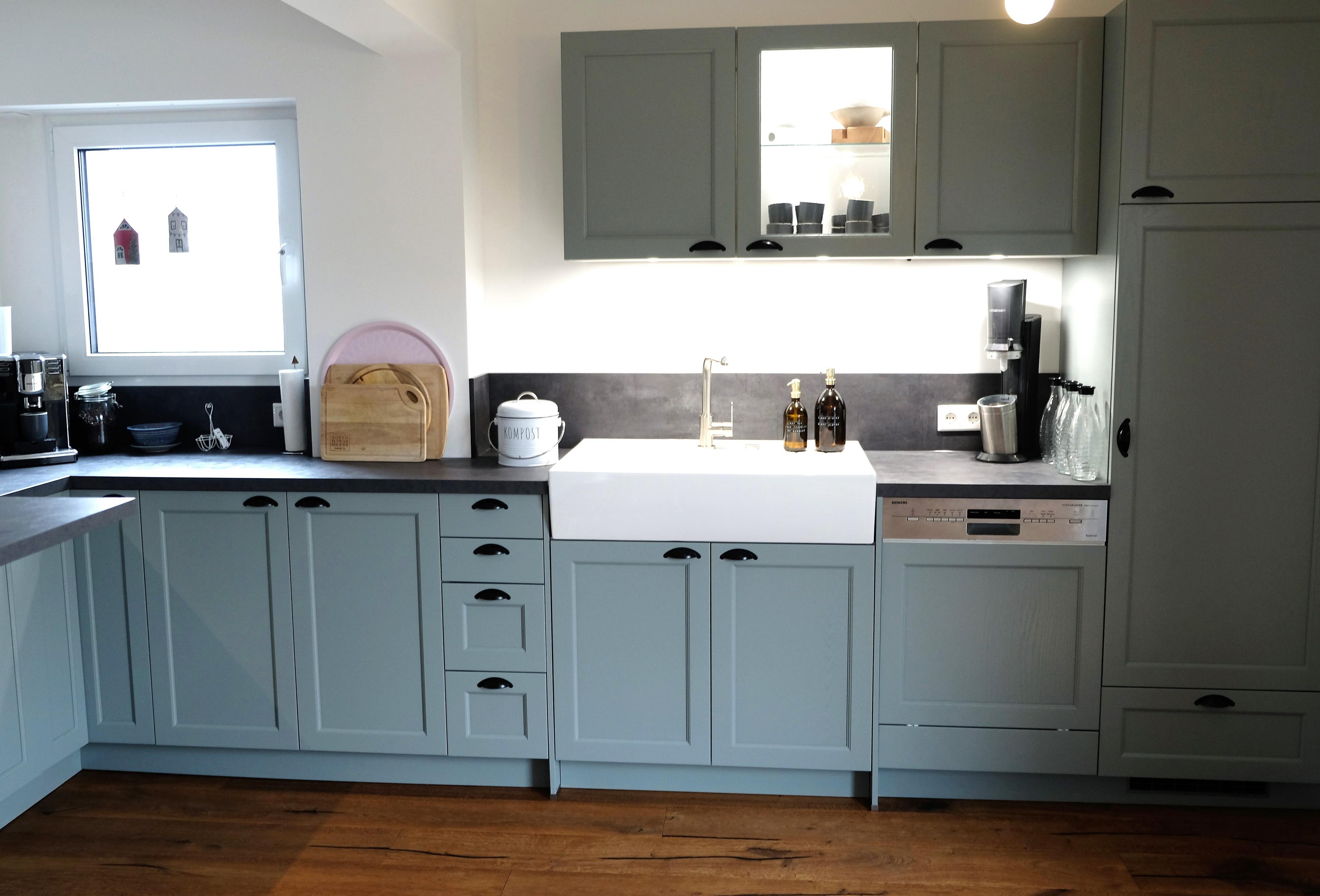 Grüne Landhausküche mit Spülstein