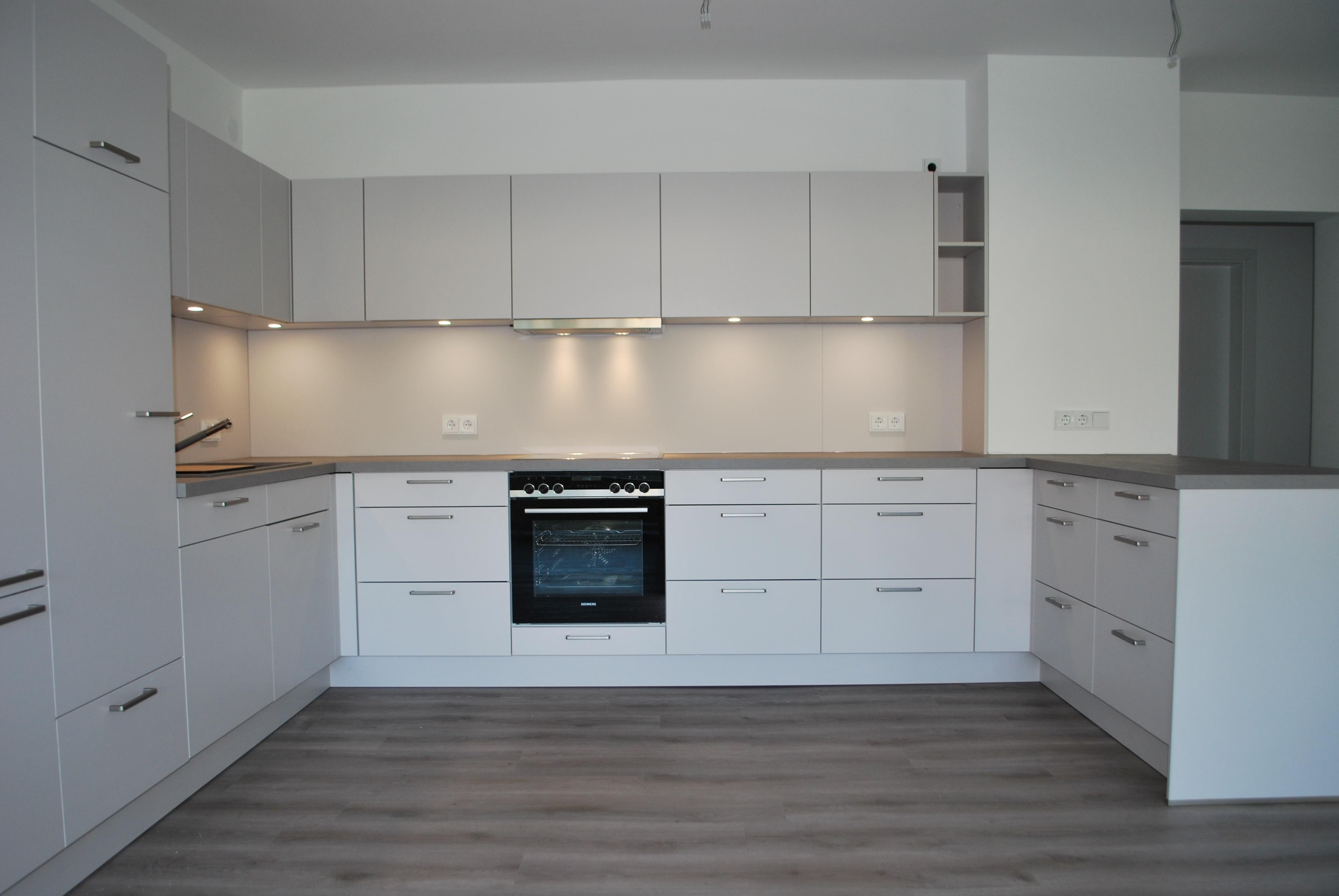 Helle U-Küche mit Griff