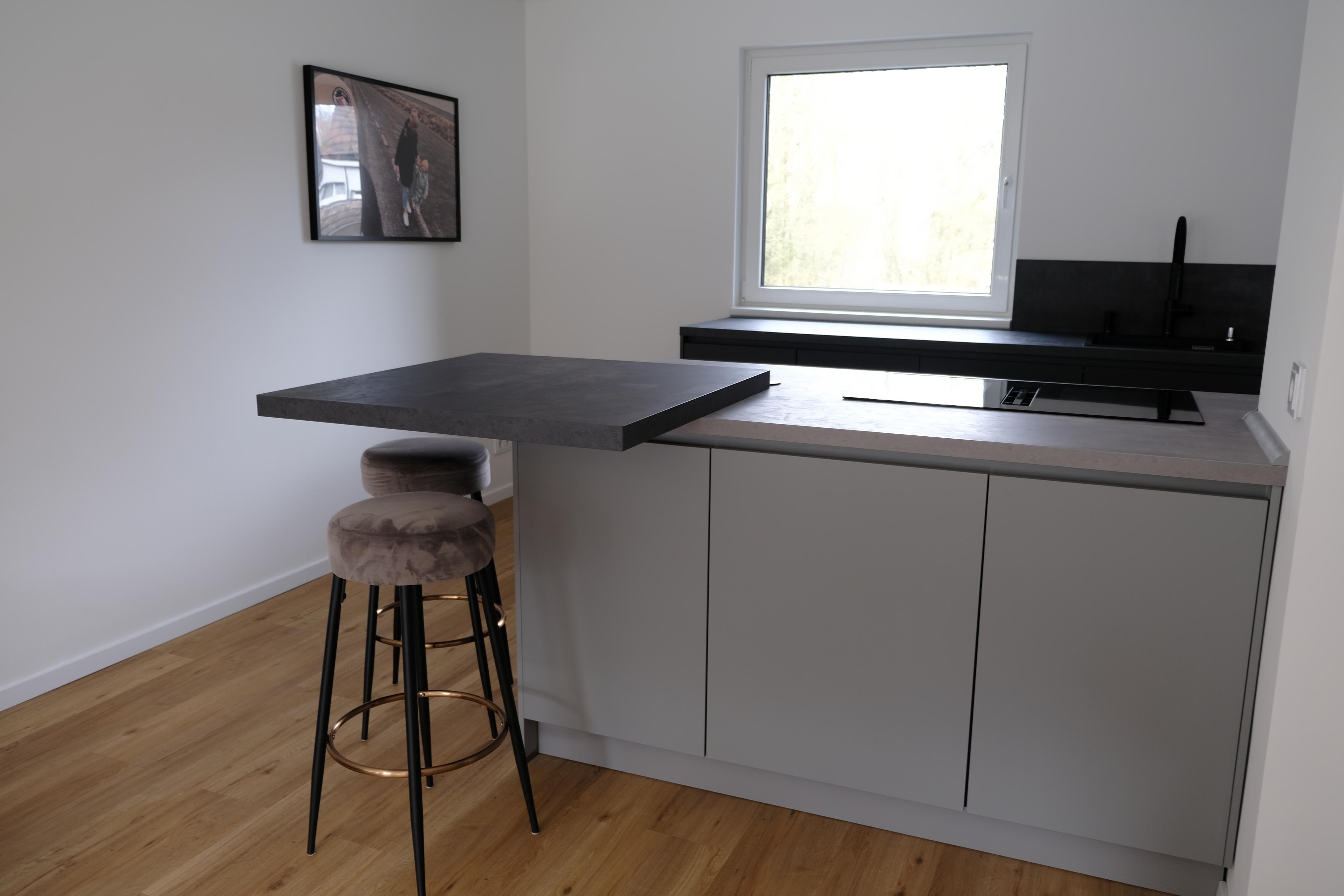 Rückseite einer Insel mit einer aufgelegten Tresenplatte