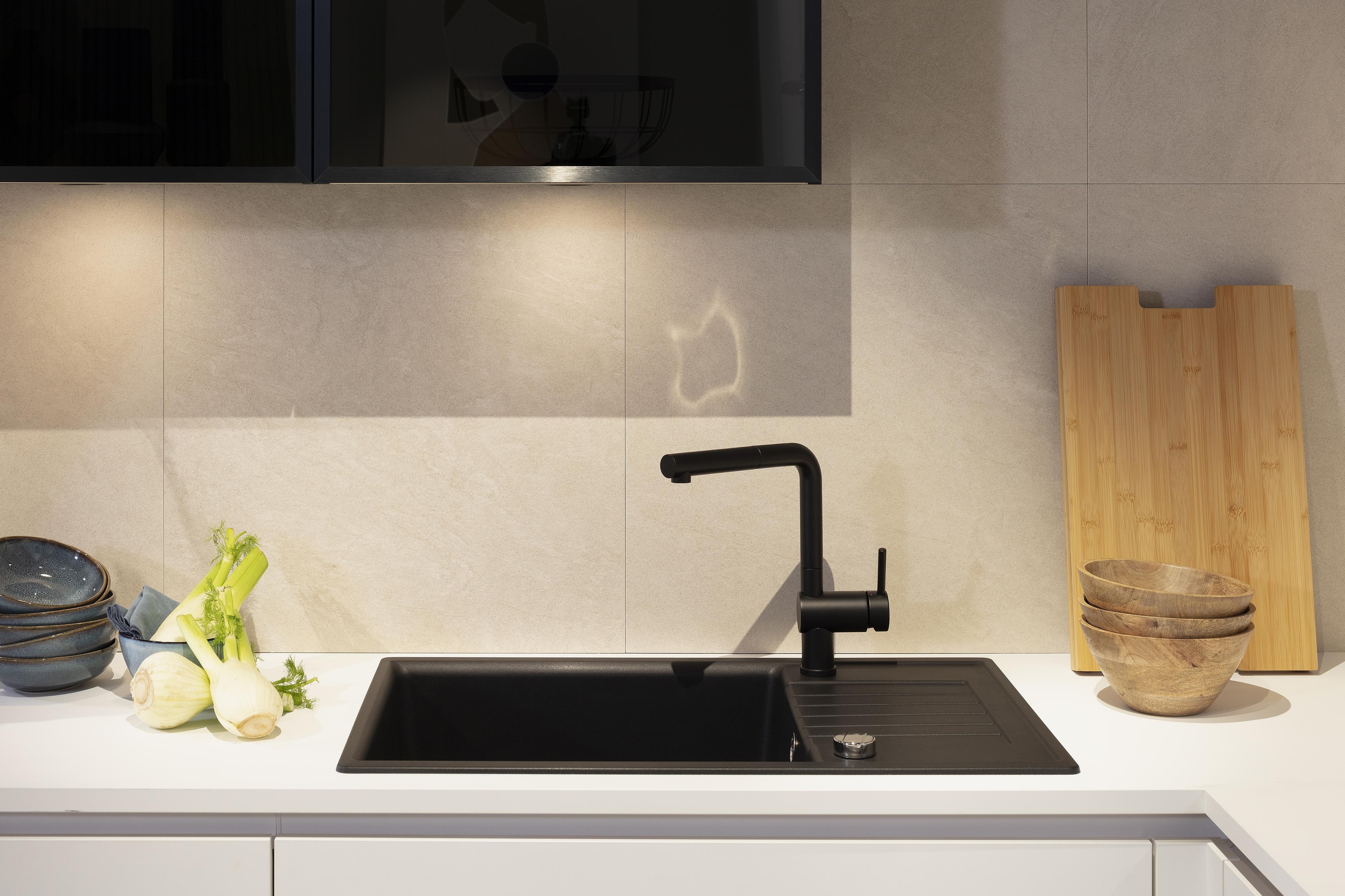 Dunkle Granitspüle mit dunkler Armatur