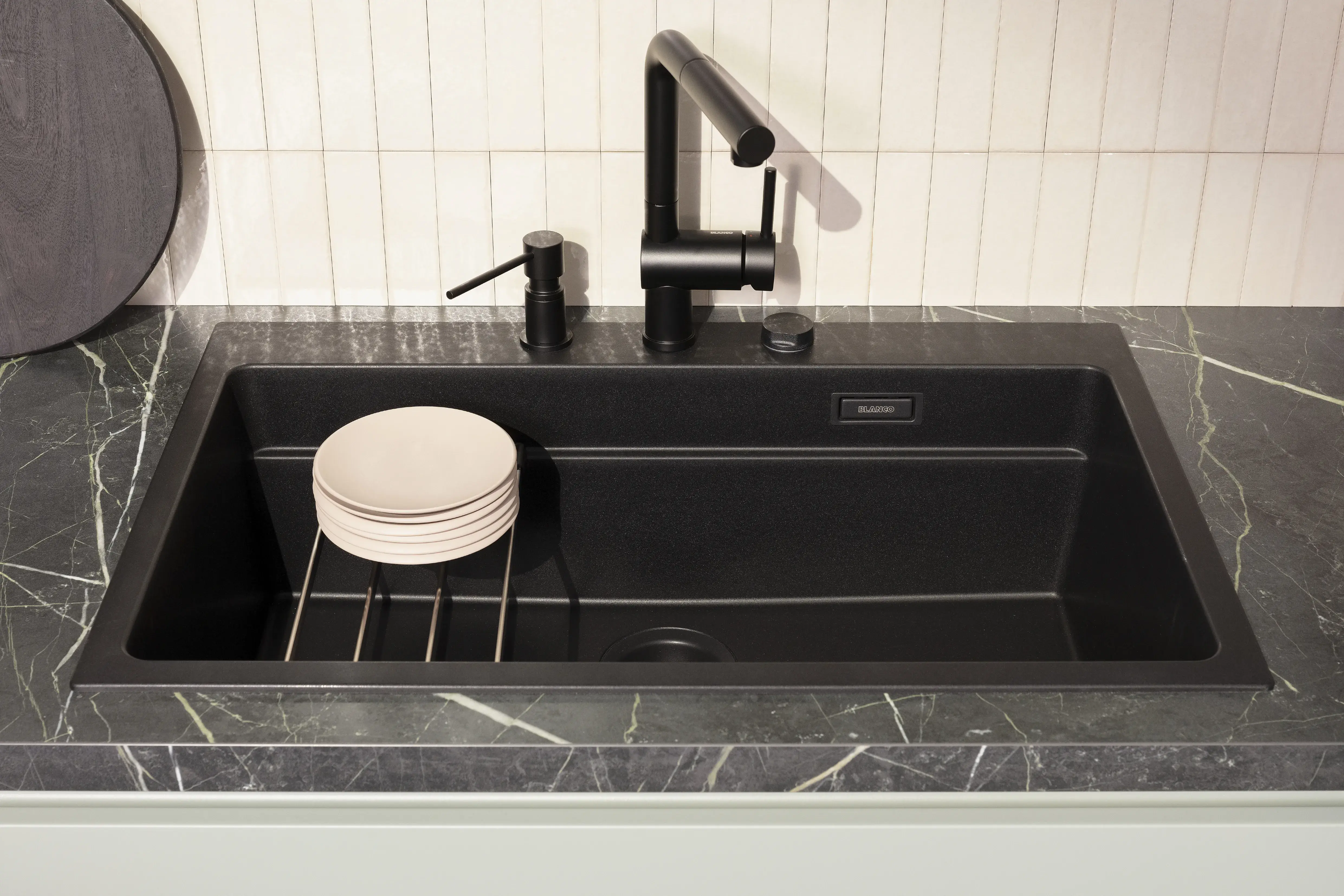 Arbeitsplatte marmoriert mit schwarzer Spüle von Blanco. 