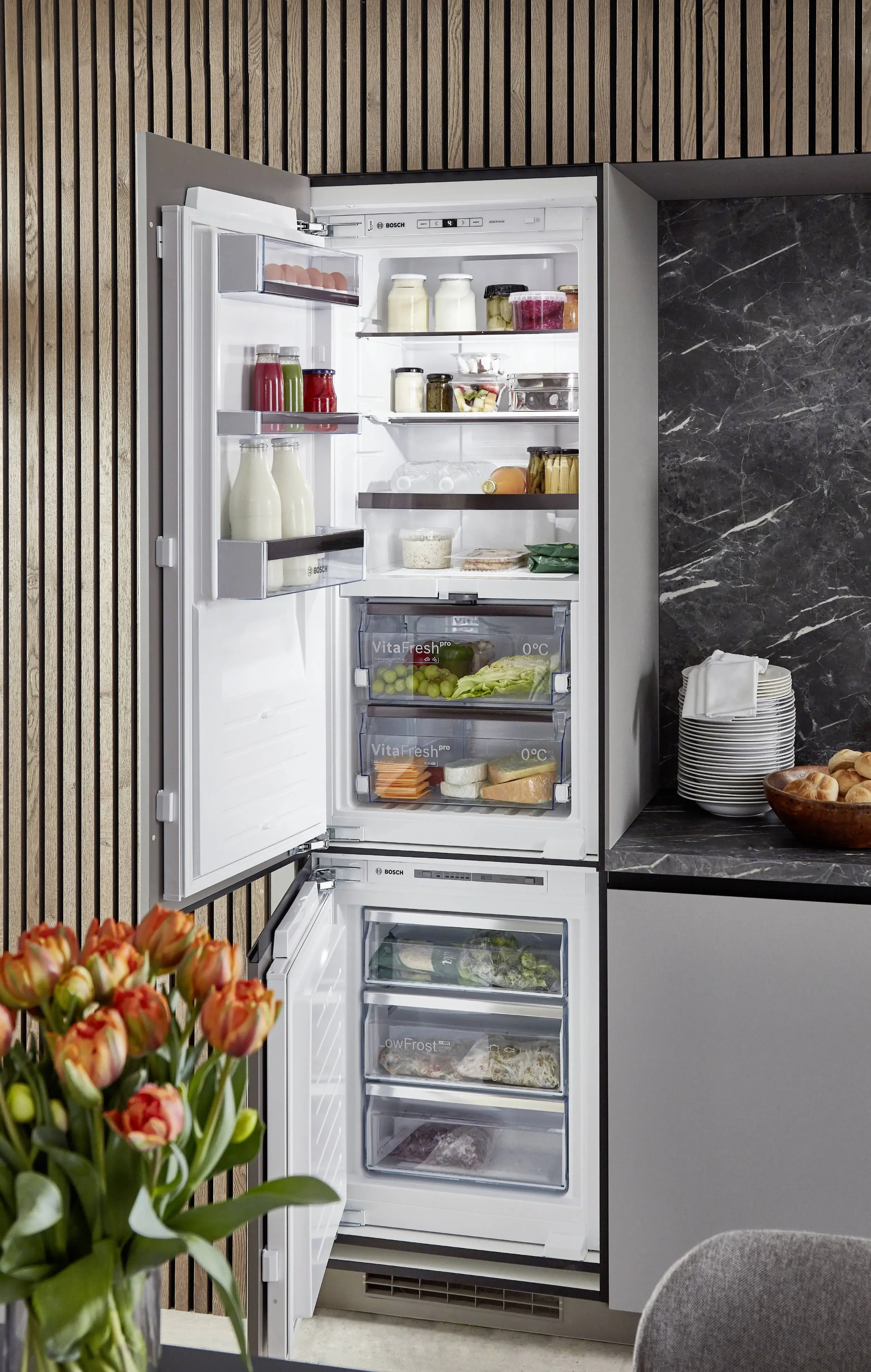 Nobilia Lichtgrau mit Marmordekor und mit BOSCH-Kühlschrank