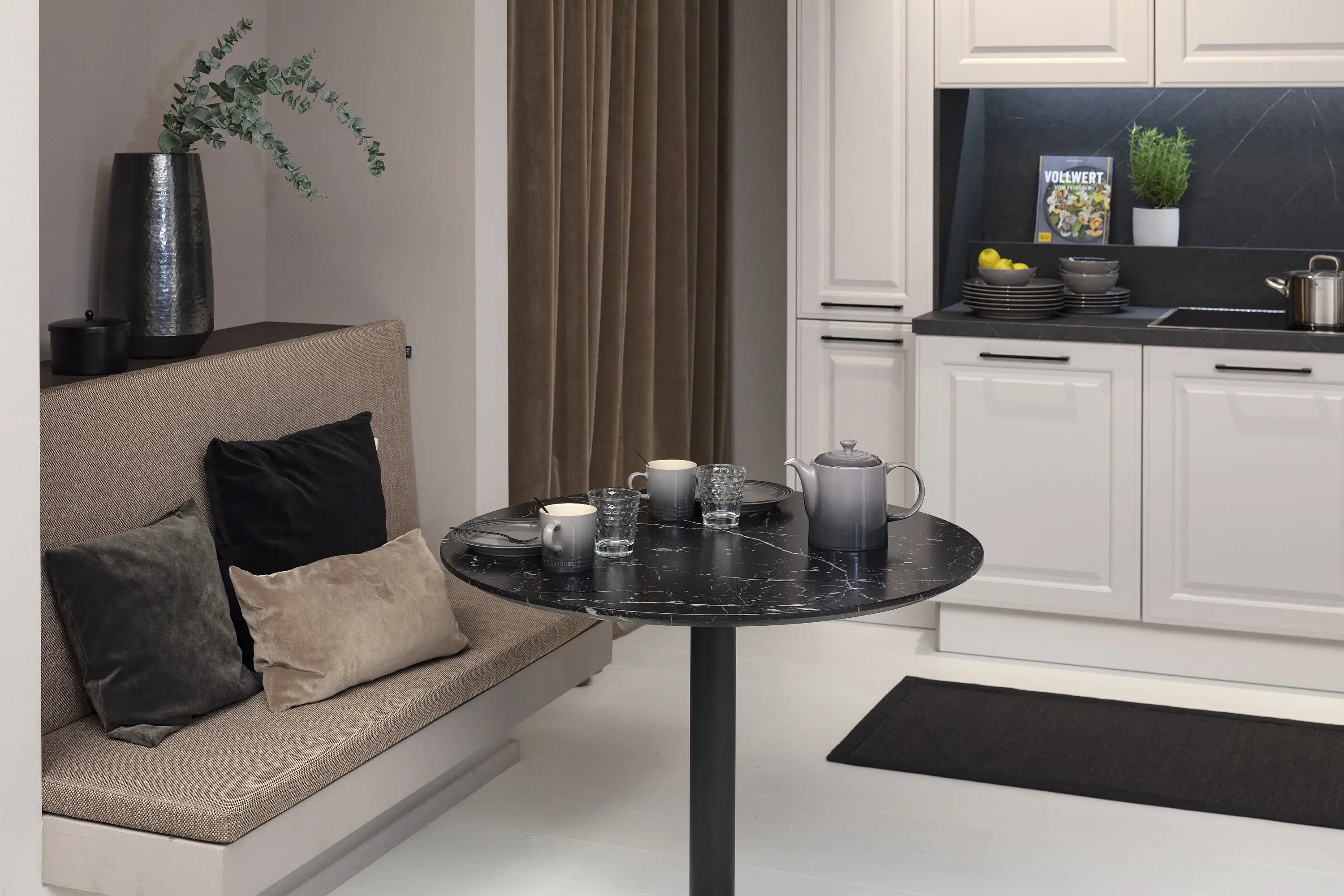 Häcker Landhaus hell matt Marmordekor