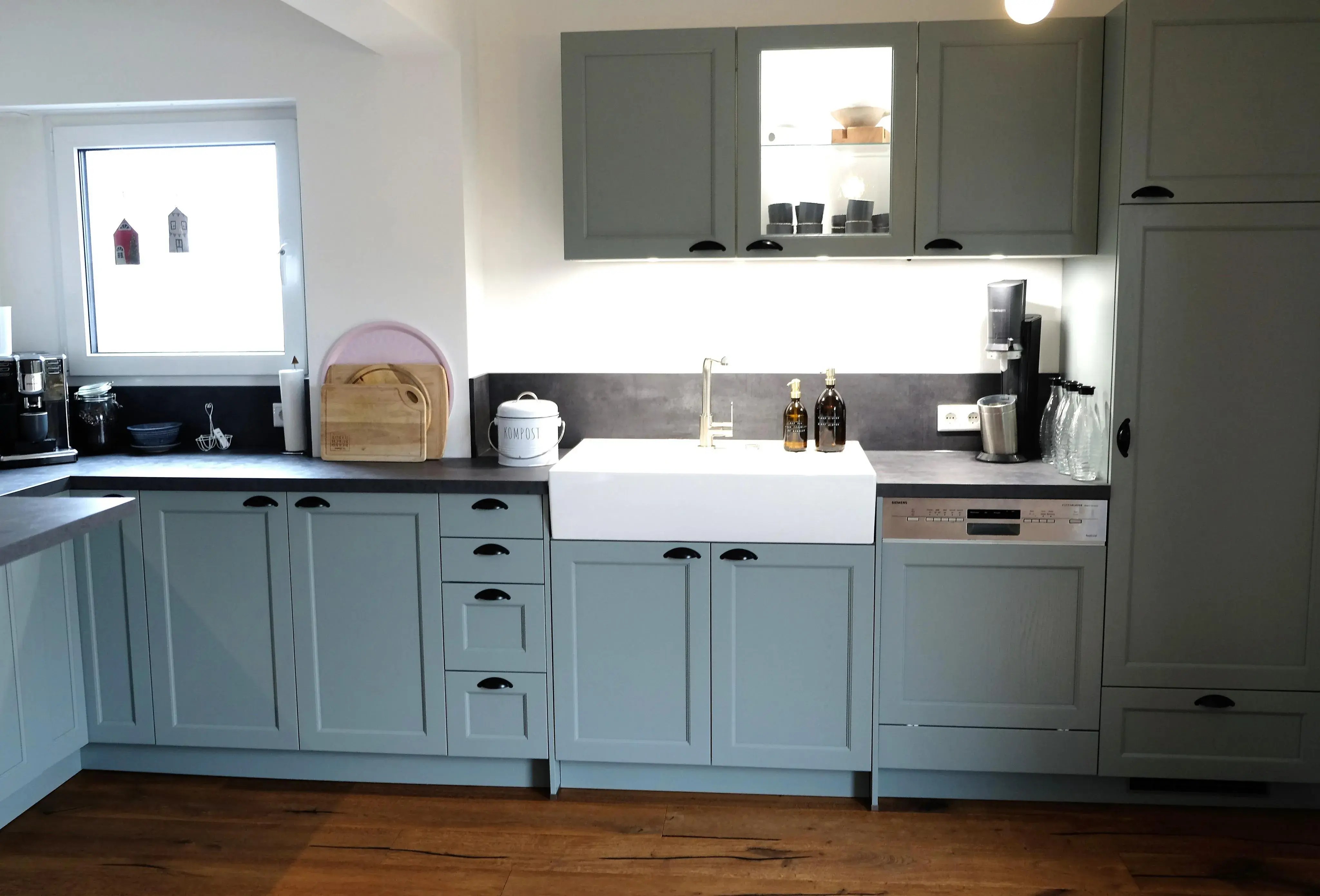 Grüne Landhausküche mit Spülstein