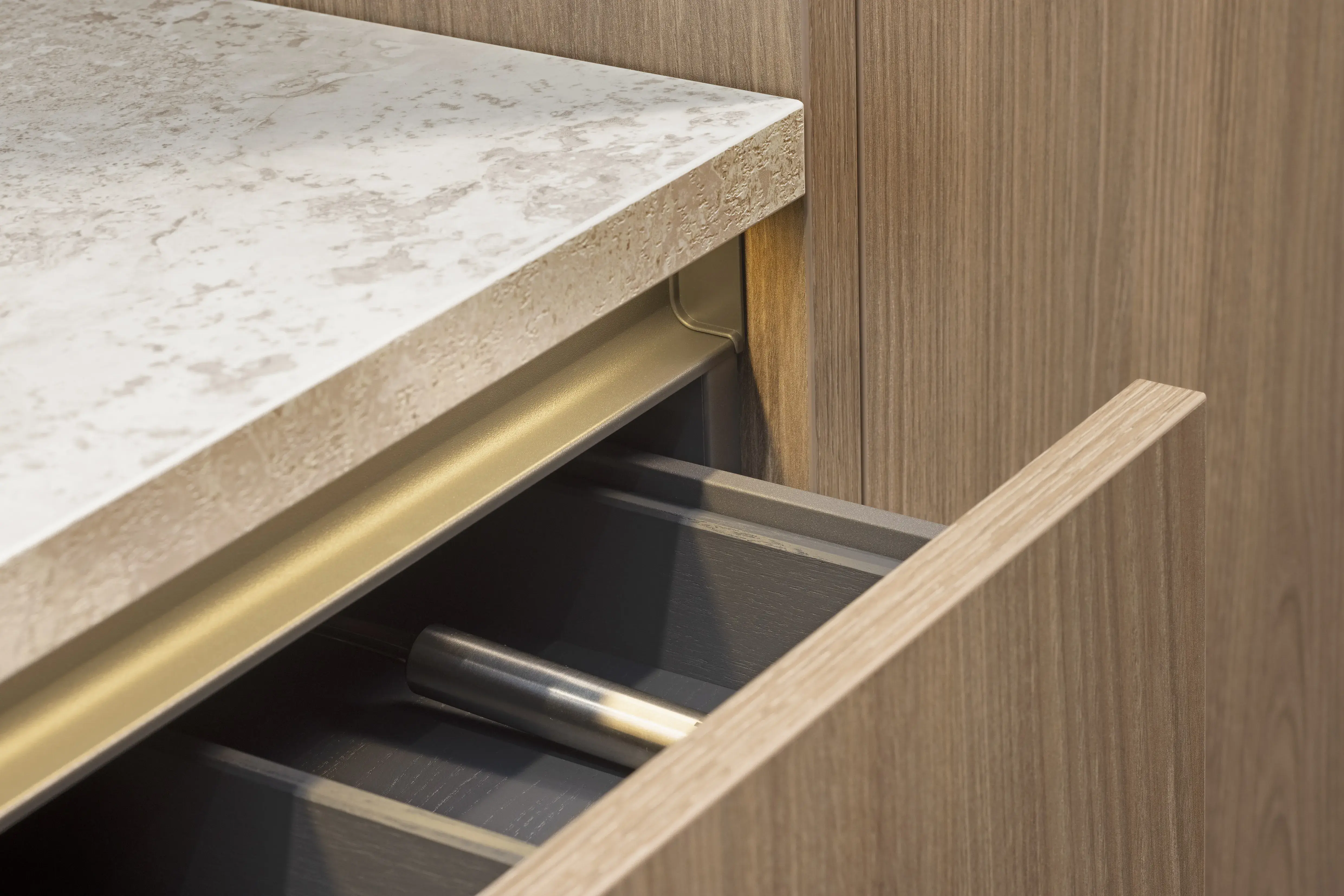 APL: 144 Granit-beige Repro 25 mm Front: AV 2020 Luxor-braun Melaminharzbeschichtung (PUResist, PURemmision) Korpus: 4059 Titan Griff: PTO, Kehlleiste Graphit gebürstet Kehlleiste Graphit gebürstet Geräte: Miele, SMEG Armatur: Blaupunkt Spüle: Blaupunkt  Features: APL = Nischenrückwand, Griffleiste beleuchtet, Thekenlösung, Oberschrank beleuchtet, Auszüge mit Glas, klare Linienführung auch an den Wangen, Front modern kassettiert, Theke ohne Sockel, architektonische Linienführung, Elektrogeräte Pearlbeige.