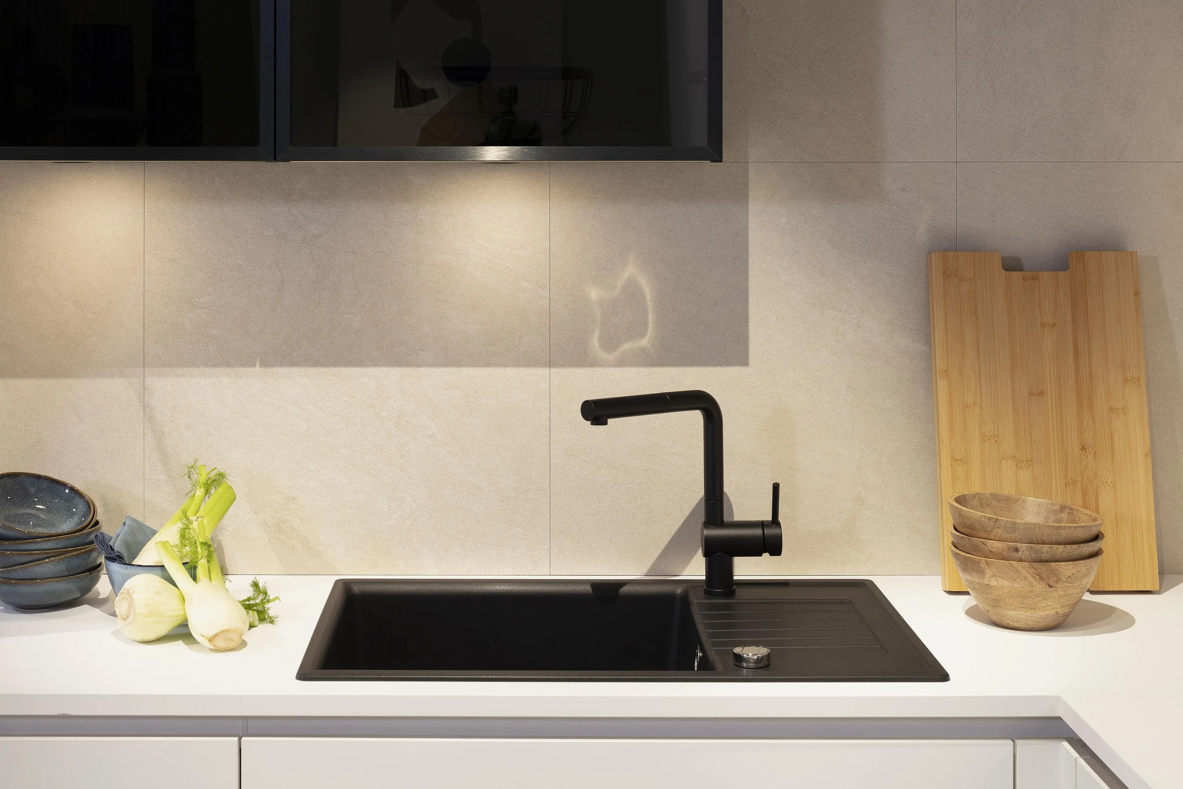 Dunkle Granitspüle mit dunkler Armatur