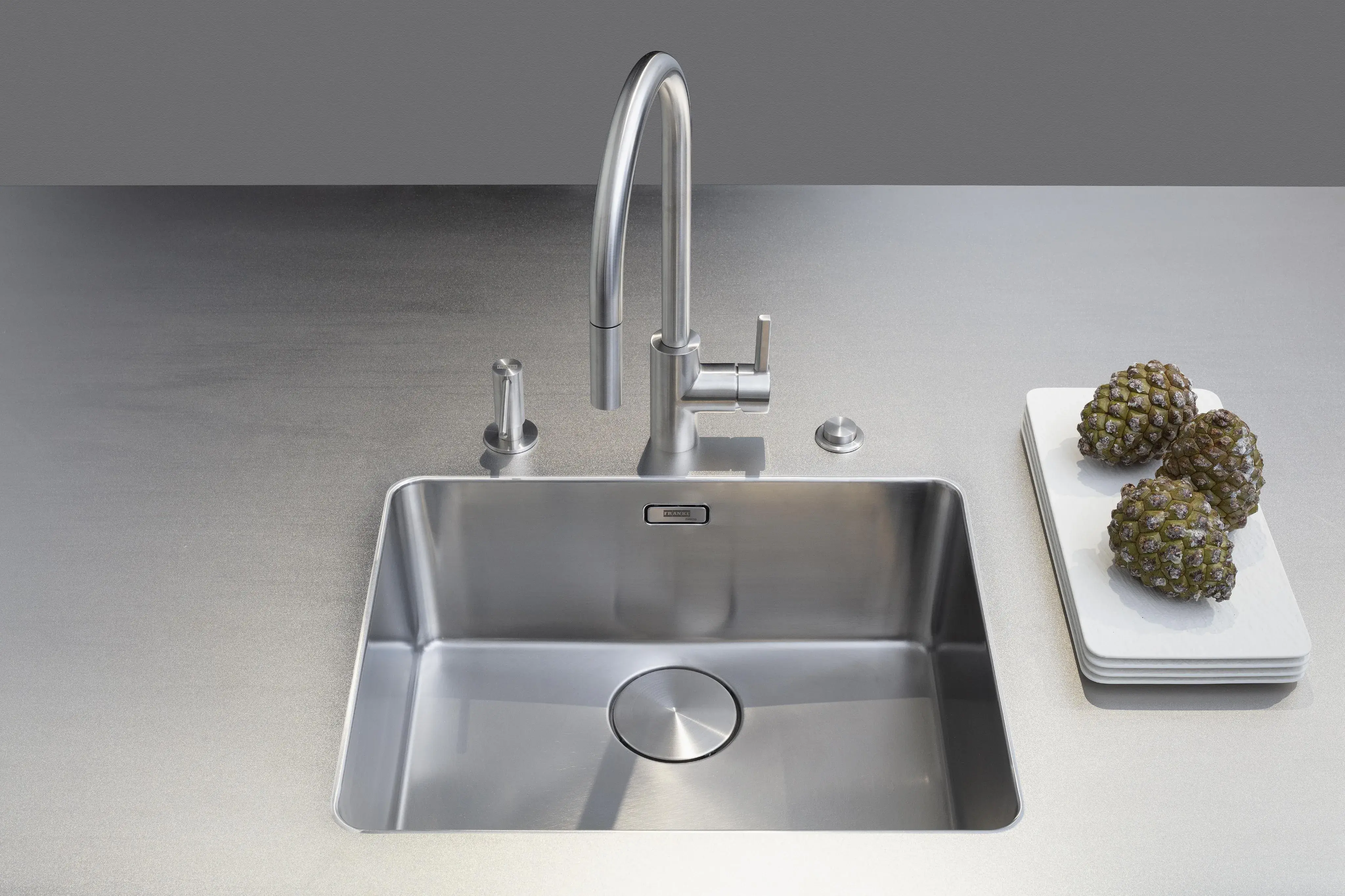 Edelstahlspüle mit Edelstahlarmatur in Edelstahlarbeitsplatte