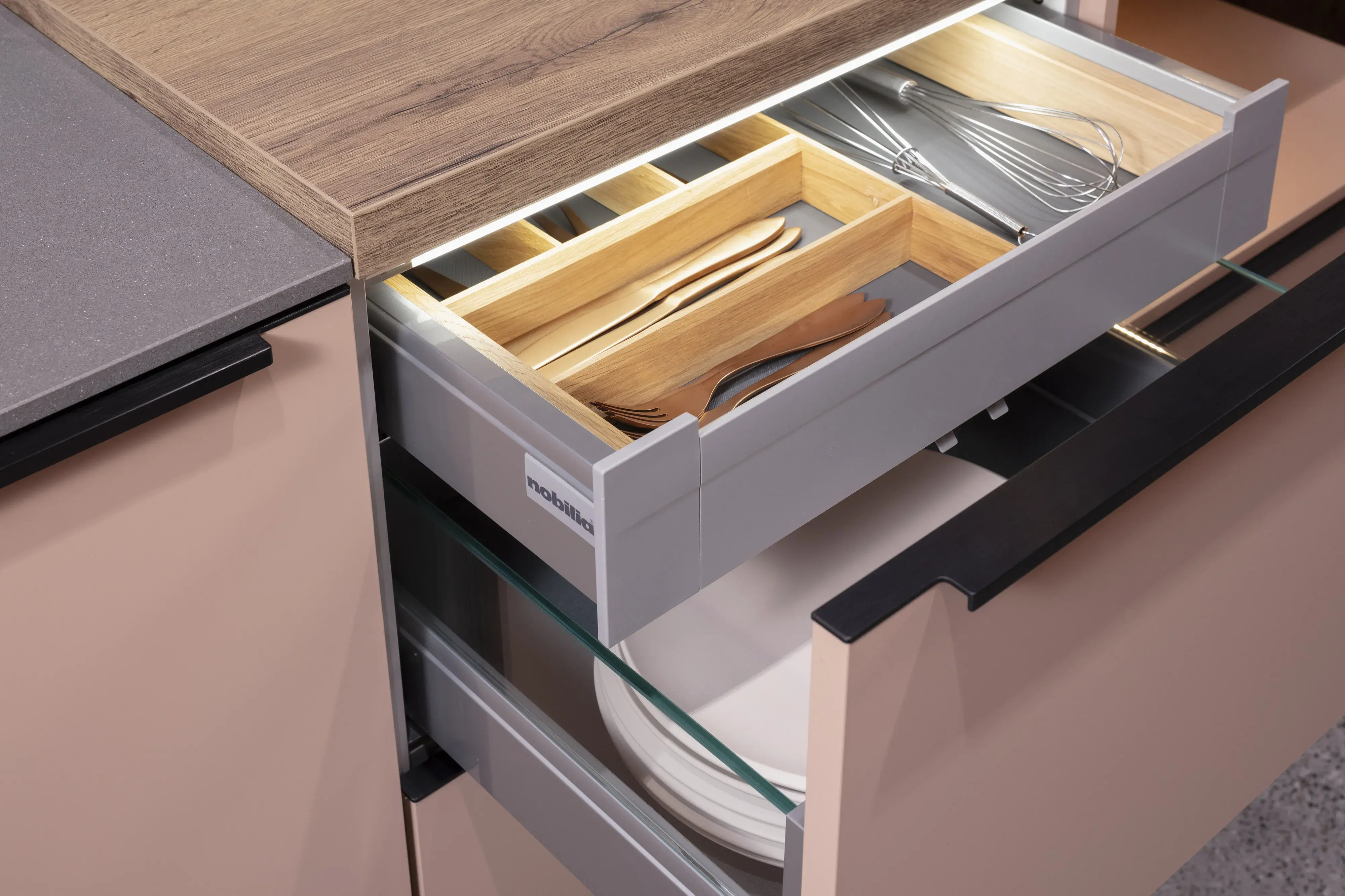 Nobilia Auszug mit beleuchtetem Innenauszug für Besteck hochwertiger Besteckeinsatz aus Massivholz